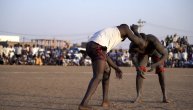 Mišićave zveri u pesku se bore prsa u prsa: Rvanje je u Sudanu sport broj 1, a pogledajte i zašto