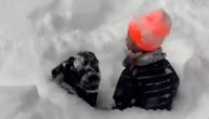 Labrador jurca ispod snežnog pokrivača i luduje od sreće: Voli sneg više i od dece