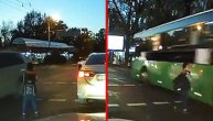 Naježićete se: Neoprezni dečak dvapuz u dve sekunde izbegao smrt tokom prelaska ulice