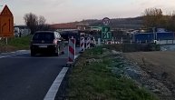 Na kratko blokiran saobraćaj na putu za Leštane: Sad je policija pustila vozila da prolaze