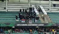 Grobari iz Pariza uz Partizan u Estoniji: Nekoliko grupa navijača se dovikuju međusobno na stadionu