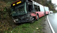 Telegraf na mestu nesreće kod Umke: Autobus potpuno smrskan, policija prisutna