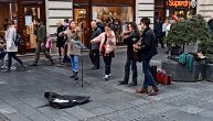 Kvartet mladih muzičara ulepšao sivi dan: Klasičnom muzikom oduševili prolaznike u Knezu
