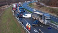Snimak jezivog udesa na autoputu: Pet osoba povređeno, 7 automobila u karambolu a jedan zapaljen