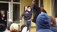 Crni dočekan ovacijama: Demonstrant Dragan Milovanović pušten iz pritvora