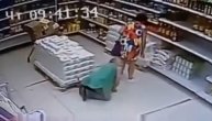 Bizaran snimak iz marketa: Prodavac prilazi ženama i njuši im ispod suknji