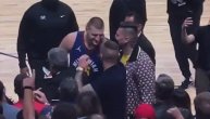 Jokić u zagrljaju braće nakon što je demolirao Majami: Nemanja i Strahinja iza klupe čuvali Nikolu