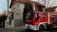 Snimak sa lica mesta: U požaru u Zemunu jedna osoba nastradala