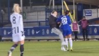 Incident na utakmici Čelsija i Juventusa: Fudbalerka srušila navijača koji je uleteo na teren