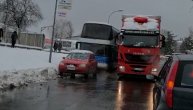 Autobus se bahato parkirao i blokirao skretanje: U kolikoni se čekalo do pola sata