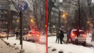 Vozi džip trotoarom, deca se sklanjaju: Javnost besna zbog snimka iz Beograda