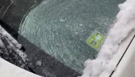 Ledenica pala na kola i dobro ih oštetila: Još jedna nezgoda u Beogradu