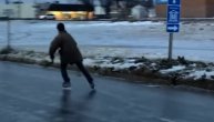 Poledica nije problem ako imate klizaljke: Momak se snašao i uspeo da izbegne jutarnju gužvu
