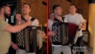 Gobelja se latio harmonike: Pevač ga uči šta da radi, a njegova izvedba je hit
