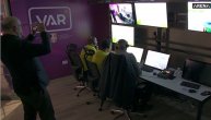 Neobična situacija u VAR sobi: Čovek iza leđa sudije slika ekrane