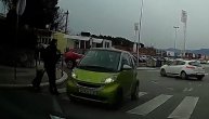 Autom zamalo pokosio ženu na pešačkom prelazu: Za milimetre izbegnuta tragedija