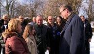 Vučić u poseti Marinkovićima u selu Seništa