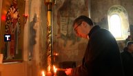 Vučić zapalio sveću u Sopoćanima: Posetio jednu od najstarijih srpskih svetinja
