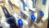 Pokušao da se prošvercuje u metro pa polomio sebi vrat: Njujorčanin se ubio preskačući roto-rampu