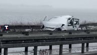 Auto uništen stoji pored kolovoza: Saobraćajna nesreća na obilaznici Pančevo - Zemun
