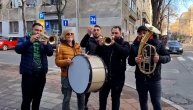 Kakvo ludilo! Žika Todorović zasvirao "Đurđevdan" sa trubačima nasred ulice