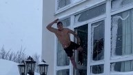 Skinuo se pa uskočio u brdo od snega: Ovaj momak je rešio da se ovako proslavi ili bolje reći smrzne