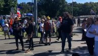 "Oslobodite Novaka": Protest ispred Rod Lejver arene, Australijanci sa Srbima igraju kolo