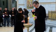 Predsednik Vučić zapalio sveću Oliveru Ivanoviću: Usledio razgovor sa suprugom ubijenog političara