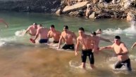 Majdov zaplivao za časni krst na Bogojavljenje, prekrstio se i zaronio u ledenu vodu