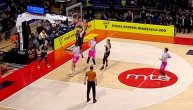 Crno-beli spektakl u Pioniru: Madar "centrirao", Smailagić spektakularno prikucao loptu u koš