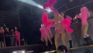 JK prvi put nakon drame na sceni: U pink kostimu "zapalila" scenu u Dubaiju