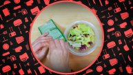 Kako da ne prospete salatni preliv svuda okolo dok mešate salatu