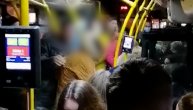Mladić u autobusu slučajno gurnuo drugog putnika: On mu uzvratio udarcima