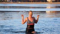 Bili smo sa Aleksandrom na kupanju u ledu: Pustila krik u vodi, osmeh kad je videla znak