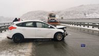 Saobraćajna nesreća na auto-putu Miloš Veliki: Vozač se zakucao u zaštitnu ogradu kod Takova