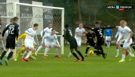 Lud gol Partizana: Nekoliko odbitaka, prečka i konačno lopta u mreži