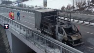 Kamion u pokretu se zapalio i potpuno izgoreo: Buktinja na auto-putu Miloš Veliki