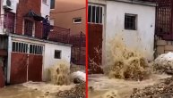 Gejzir na Petlovom brdu: Pukao hidrant, voda šiklja na sve strane i sliva se kao reka
