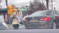 Majka pretrčava ulicu kod Hrama: Nosi dete u naručju, pešački joj pred nosem
