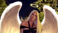 Đavolica postala anđeo: Jelena Karleuša u crnoj haljini sa bezobrazno dubokim šlicem