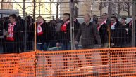Uzavrela atmosfera pred utakmicu: Petarde i pesma Delija ori se Savskom ulicom