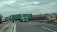 Otkačila se prikolica sa kamiona i blokirala saobraćaj na putu Obrenovac - Beograd