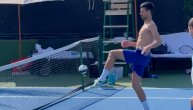 Novak igra "kockice" na treningu u Dubaiju: Pod budnim okom vernog fana iz prvog reda