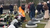 Zapalio se venac na Šabanovom grobu: Zapaljena sveća pala na njega, Sanela ugasila plamen