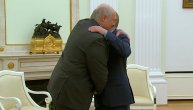 Srdačan poljubac, a onda razgovor za malim stolom: Sastanak Putina i Aleksandra Lukašenka