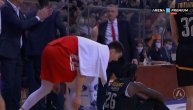 Dok je Lesor sedeo na parketu, Luka Mitrović mu prišao s klupe i nešto šaputao u uvo