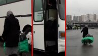 Srceparajuća scena: Baka u Kijevu moli vozača da je primi u autobus da i ona pobegne, nije je pustio