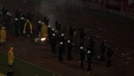 Policija stoji mirno dok Grobari bacaju baklje na njih: Neviđena scena na Marakani