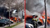 Plamen se dizao u nebo: Pogledajte kako su vatrogasci gasili zapaljeni auto na Novom Beogradu