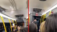 Raspevani autobus: Omladina peva u glas u prepunom beogradskom autobusu